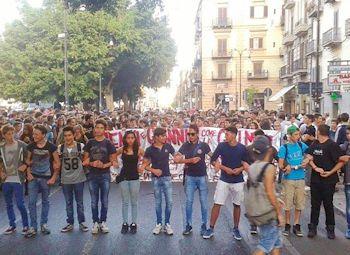 studenti contro Renzi 350-255