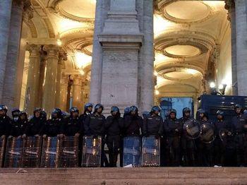 Governo in guerra con il Paese reale 350-260