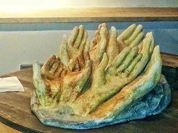Manidilavoratore RitaTurrizianiColonna Scultura in monocottura a 980 di argilla refrattaria ingobbi e cristallina 350 260