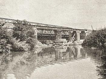 ponte ferroviario ricostruito dagli alleati durante la II guerra mondiale 350 260