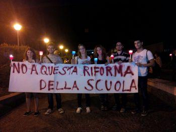 studenti fiaccolata contro buonascuola