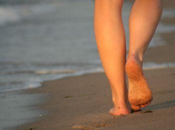 piedi scalzi spiaggia 350 260