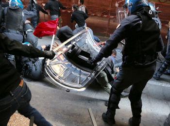 polizia carica a Bologna 350 260