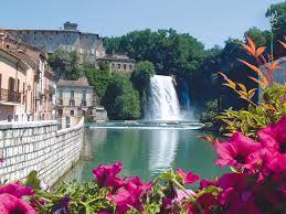 cascata e fiori rosa