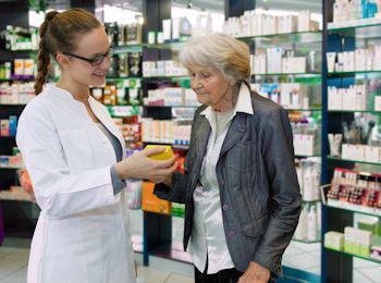 Anziani in farmacia 350 260