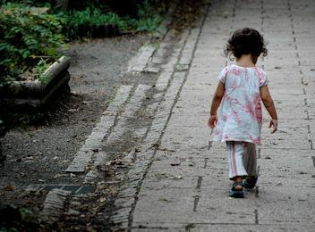 bambino bello povero piccolo solo 235.260