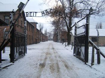 Auschwitz entrance 350 260