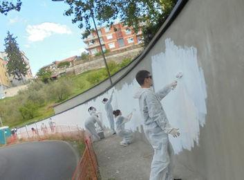 Via Ciamarra lavori per ripristinare il murale