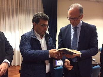Cristofari consegna libro a vicesindaco Perugia