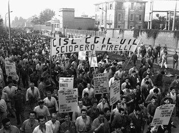 Sciopero operai Pirelli fuori dalla fabbrica Milano 1969
