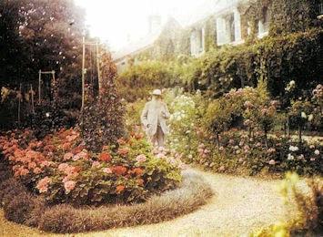 monet passeggia in giardino min