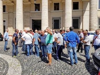 VertenzaFrusinate disoccupati sit in Prefettura Fr 13lug18 350 260 min