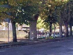 Ceccano Via per Frosinone zona stazione FS chiare barriere architettoniche sul marciapiedi 250 min