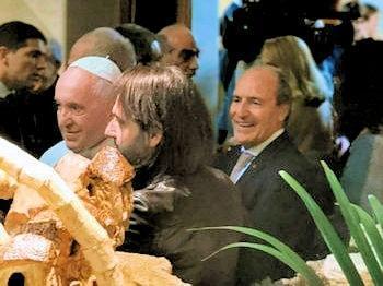 Papa Franescoil presepe e Damiano dic2019 350 min