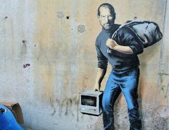 SteveJobs di Banksy Avete mai visto Bansky a Roma Sulle tracce del misterioso street art nella mostra a lui dedicata Guerra capitalismo libertà a Palazzo Cipolla 350 min