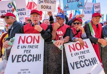 Pensionati protesta cartelli 350 min