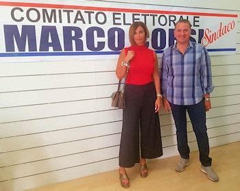 Il candidato sindaco Marco Corsi con laspirante consigliera Sara Diana 350 min