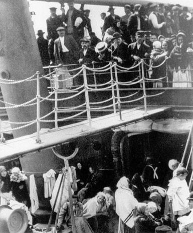 emigranti sulle navi 350 min
