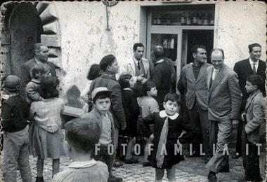 frosinone fotodepoca venerdì 22 aprile 1960Visita di Nino Manfredi a Pastena min