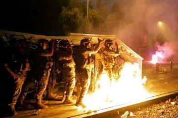La protesta e gli scontri con la polizia libanese  360 min