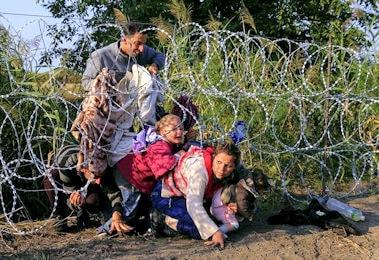 Migranti contro filo spinato min