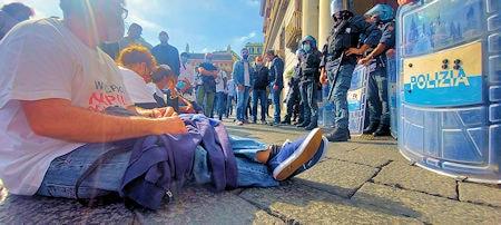 Napoli 2 PiazzaPlebiscito davanti Prefettura min