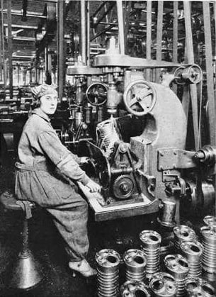 Donne al lavoro in fabbrica min