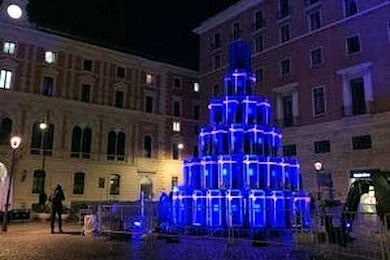 Piazza San Silvestro Natale 2020: l'installazione "albero di bauli" montata dagli artisti bauli 390 min