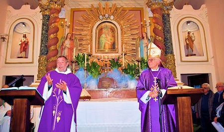 L'altare, con il Vescovo Spreafico e Don Paolo VescovoSpreafico don Paolo 450 min