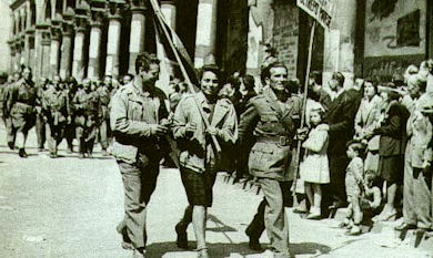 partigiani sfilano per le strade di milano 390