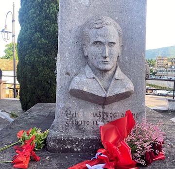 Monumento a Luigi Mastrogiagomo 360 min