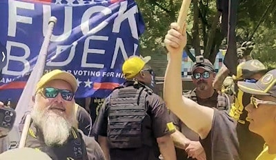 Proud Boys presidiano la convention della NRA a Houston mentre urlano slogan e improperi contro Biden) contro Biden 400 min