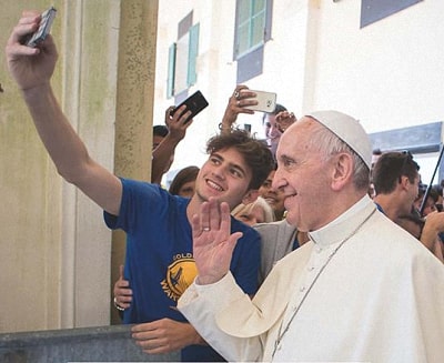 PapaFrancesco e giovani min